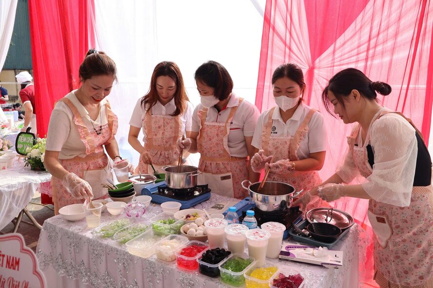 「カラフルティークッキング」コンテストは、組合員と労働者が生産性を高め、強力な組合組織の構築に参加しているだけでなく、熟練した仕事を披露していることを示しています。写真: フート省労働総同盟.