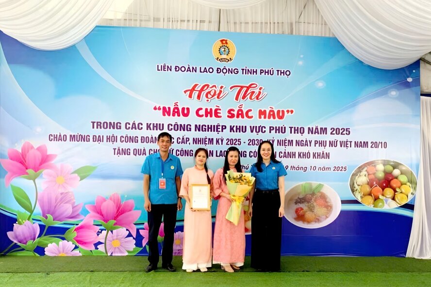 Lanh dao Ban Cong tac Cong doan, Ban Cong doan Khu cong nghiep trao giai Nhat cho Cong doan co so Cong ty TNHH YAKJIN Viet Nam. Anh: LDLD tinh Phu Tho.