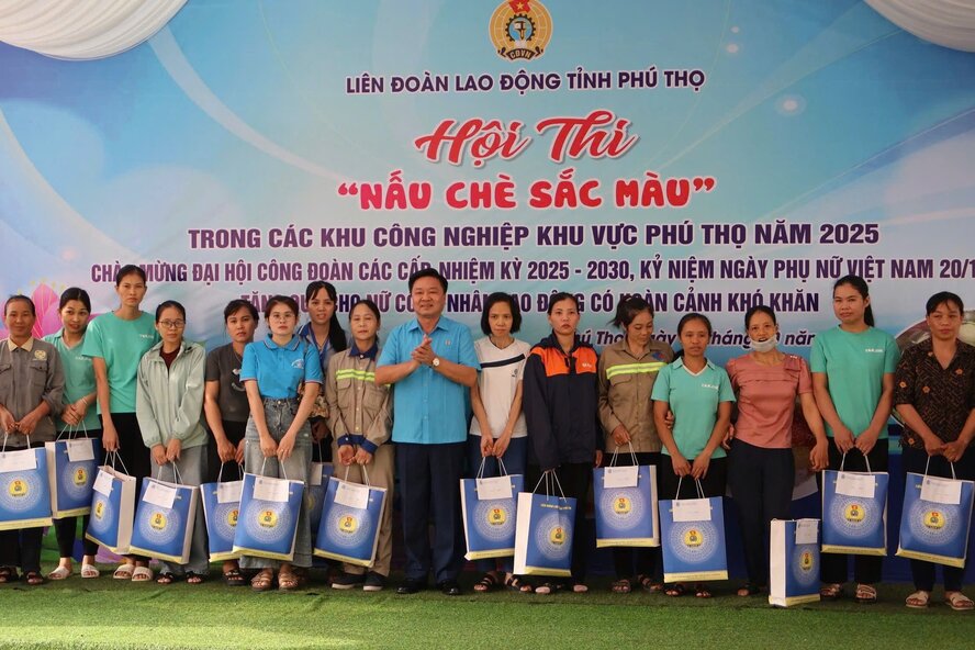 Ong Ha Duc Quang trao qua ho tro cho nu doan vien, cong nhan lao dong co hoan canh kho khan (khu vuc Phu Tho). Anh: LDLD tinh Phu Tho