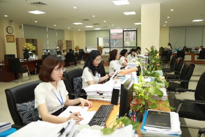 Can bo Kho bac Nha nuoc lam viec xuyen le, dam bao chi tra qua quoc khanh 2.9 cho nguoi dan dung tien do. Anh: KBNN