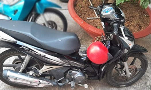 Công an phường Đại Mỗ truy tìm 2 chiếc xe máy vật chứng của vụ trộm cắp tài sản. Ảnh: Nghiêm Túc
