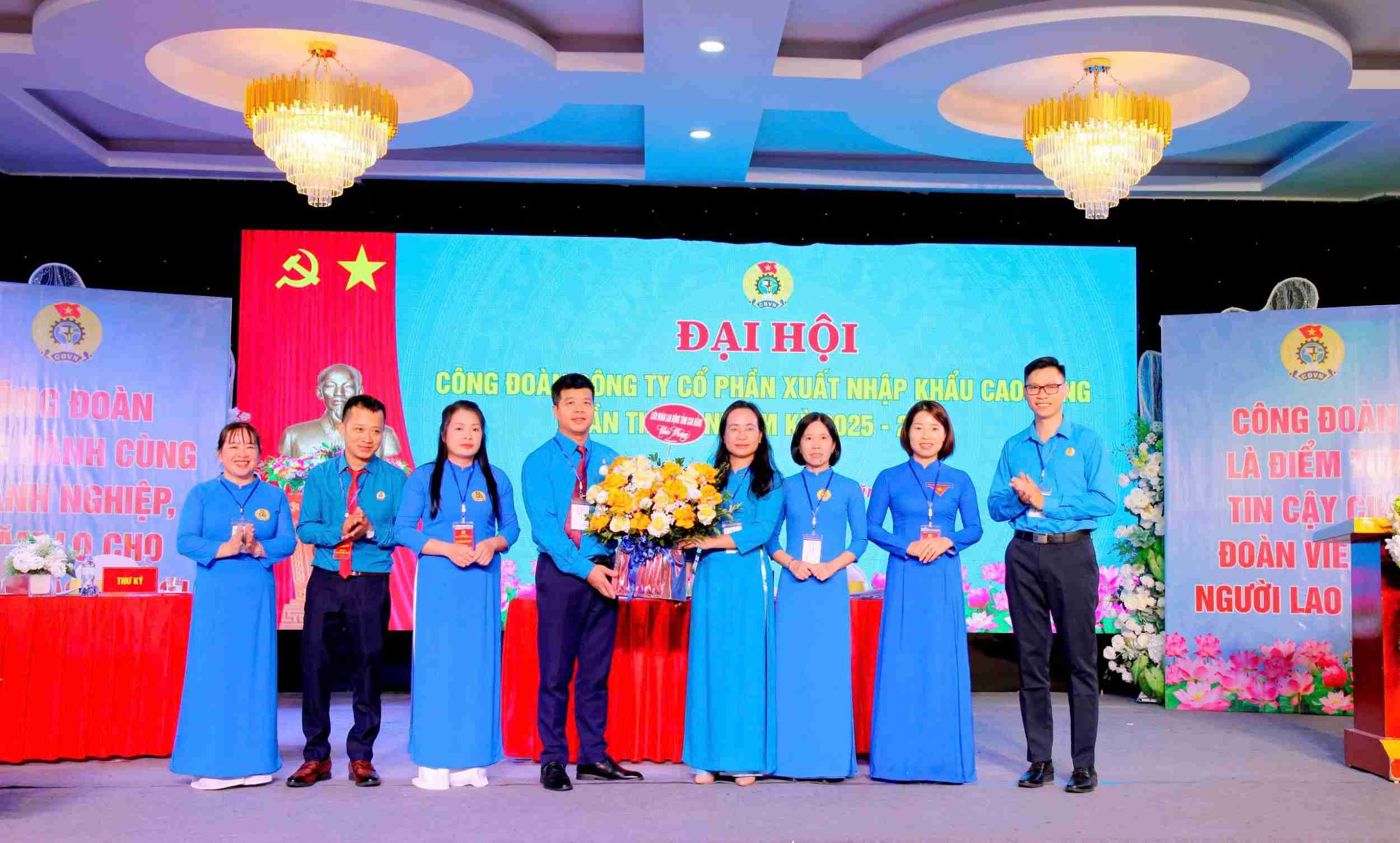 The Trade Union of Cao Bang Import-Export Joint Stock Company received flowers at the congress. Photo: Dam Tu