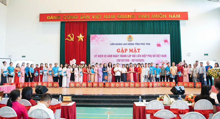 Anh D/c Khong Son Thanh trao qua tai Khu Cong nghiep Vinh Phuc