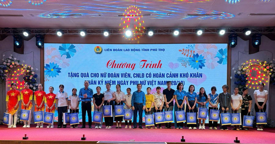 Anh D/c Do Ngoc Anh trao qua tai Khu Cong nghiep Hoa Binh