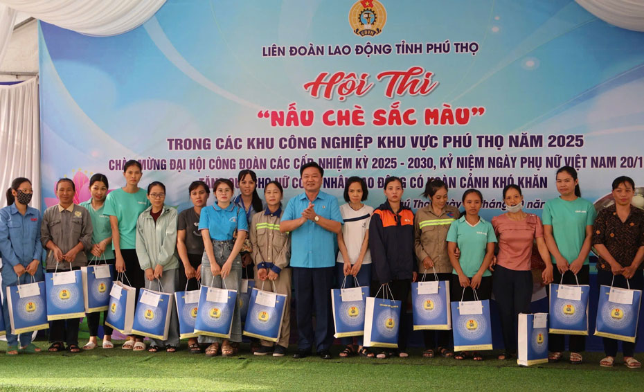 Anh D/c Ha Duc Quang trao qua tai Khu Cong nghiep Phu Tho