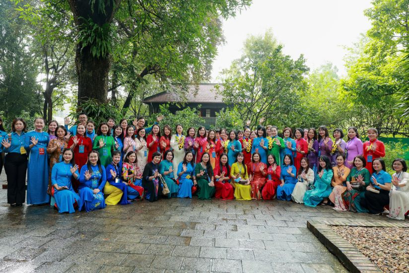 Female cadres and union members received the first "Enthusiastic, Creative, Responsible" Award and received awards for the emulation movement of Good at public work - Good at home work in the period of 2020 - 2025. Photo: Hai Nguyen