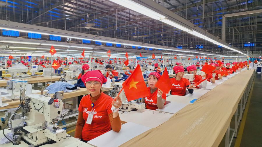 Thousands of workers of Panko Tam Thang Company Limited (Da Nang) decorated the flags with brilliant flowers, celebrating the 80th anniversary of National Day on September 2, 1945 - September 2, 2025. Photo: Nguyen Hoang