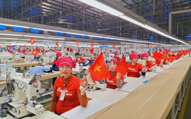 Thousands of workers of Panko Tam Thang Company Limited (Da Nang) decorated the flags with brilliant flowers, celebrating the 80th anniversary of National Day on September 2, 1945 - September 2, 2025. Photo: Nguyen Hoang