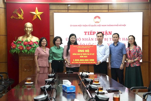 ハノイ市ベトナム祖国戦線委員会のグエン・ラン・フオン委員長は、党委員会、人民評議会、人民委員会、ベトナム祖国戦線委員会およびラン区の人々から風水害の被害を受けた人々への支援を受けた。写真: ミン・トゥイ