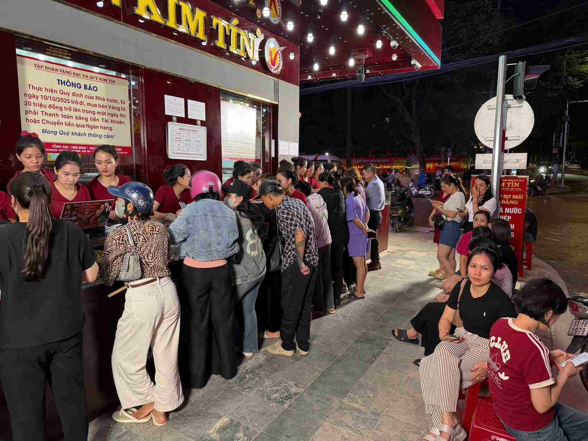 Ngay ca khi toi muon, luong nguoi mua ban vang van rat dong. Anh: Kim Tin