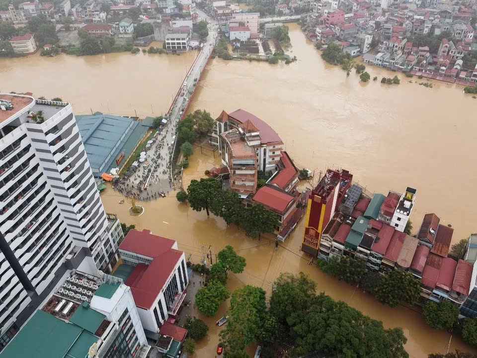 Canh ngap lut trong ngay 8.10 tai khu vuc cua hang vang Kim Tin. Anh: Tan Van