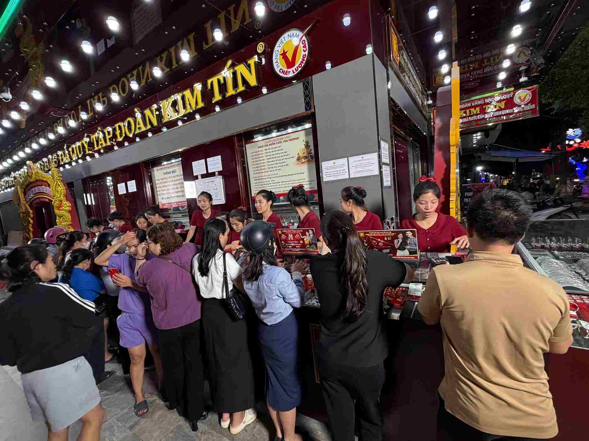 Nguoi dan chen nhau mua vang o via he. Anh: Kim Tin