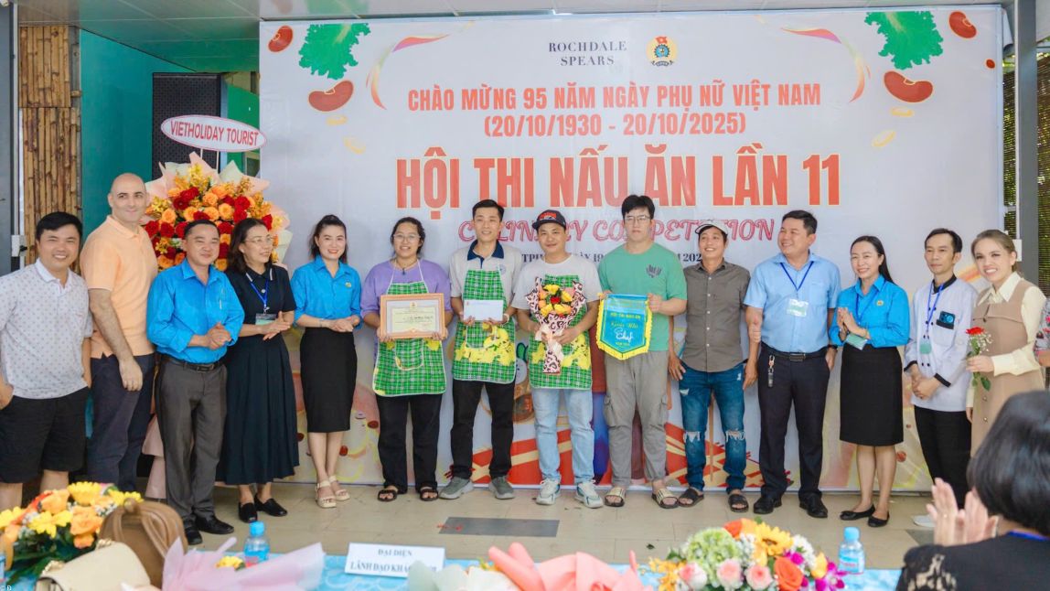 Ban to chuc trao giai cho cac doi thi. Anh: Dinh Trong