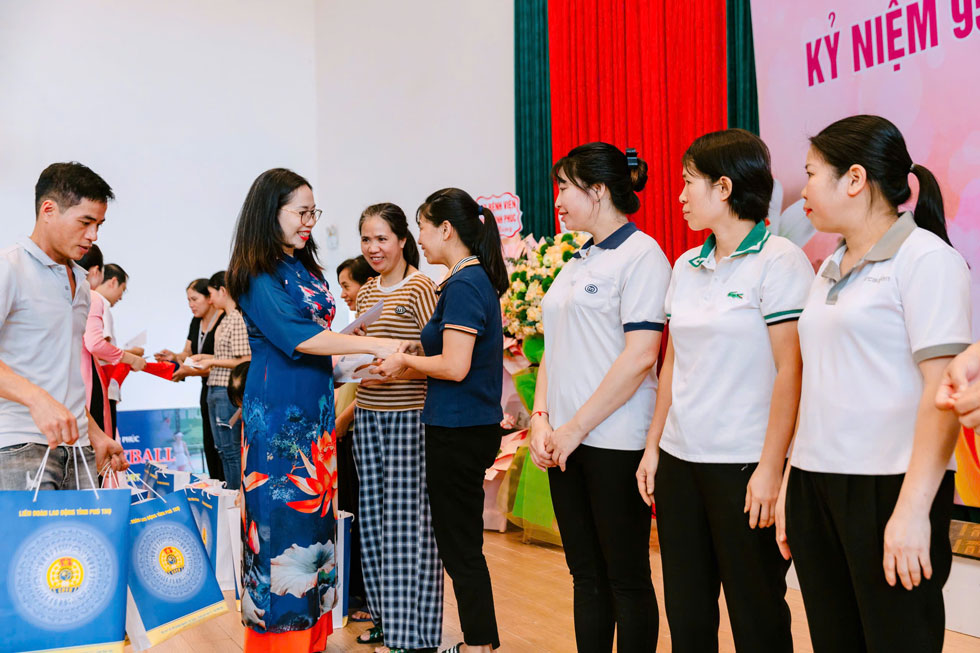 Tang qua nu doan vien co hoan canh kho khan