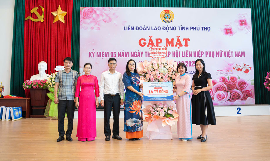 Trao tang 2.000 goi kham benh mien phi cho nu doan vien Phu Tho. Anh: An Vi