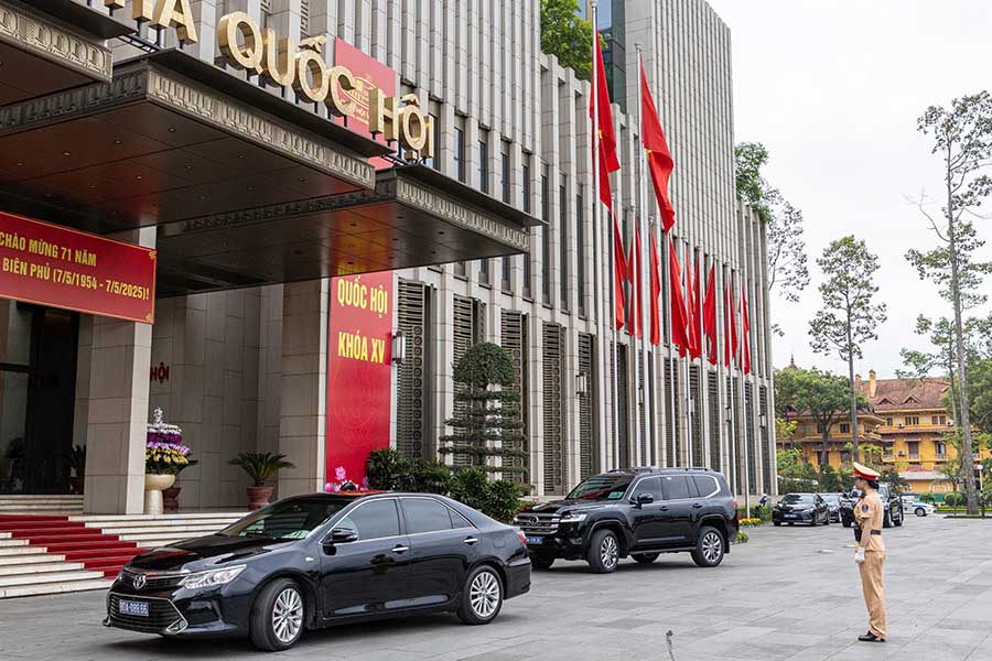 Hanoi Traffic Police mobilized maximum forces to serve the 10th Session of the 15th National Assembly. Photo: Tien Ngo