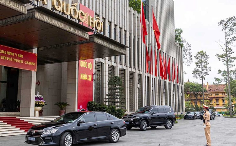 Hanoi Traffic Police mobilized maximum forces to serve the 10th Session of the 15th National Assembly. Photo: Tien Ngo