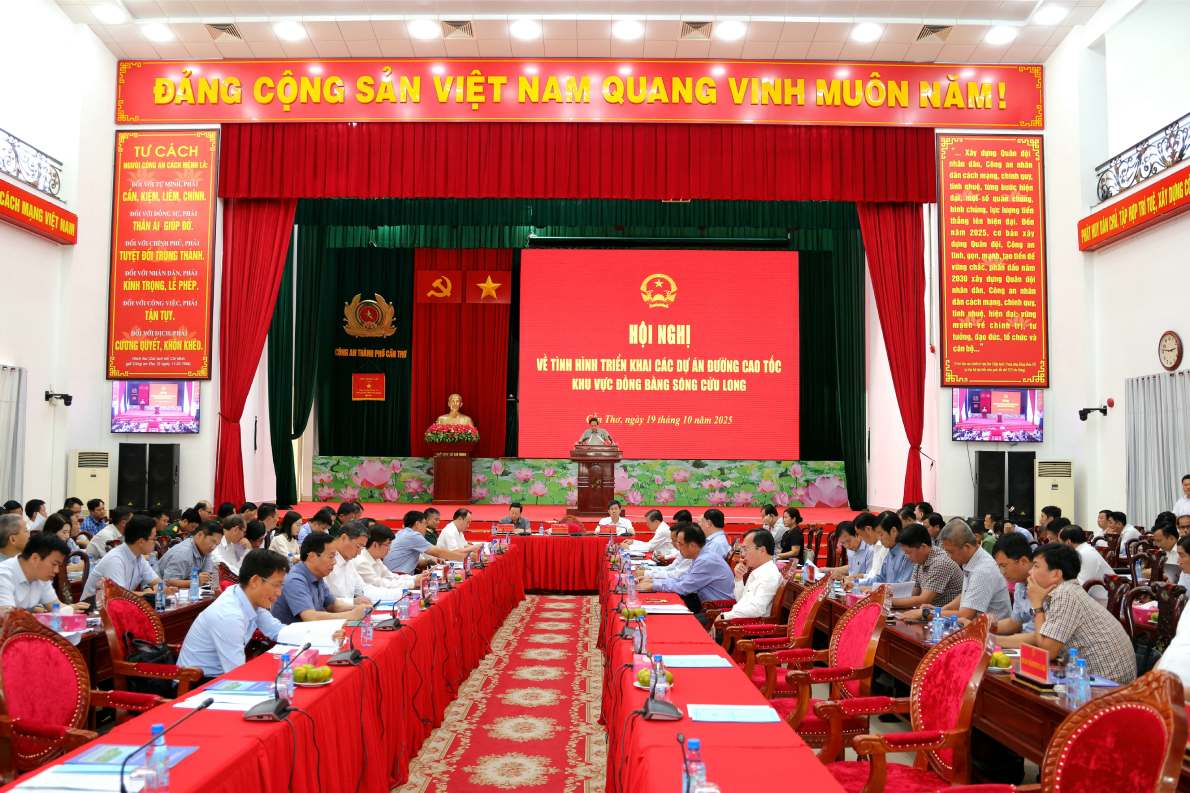 Quang canh buoi lam viec. Anh: Ta Quang