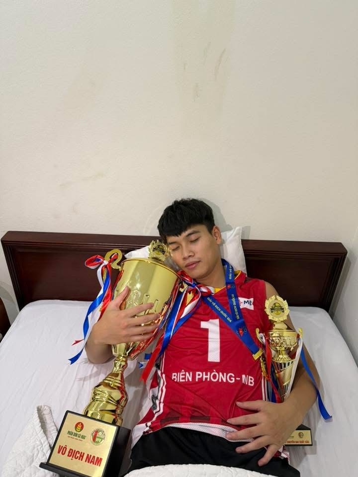 Van Duy an mung sau chuc vo dich cua Bien Phong tai giai bong chuyen quoc gia. Anh: Chup tu trang ca nhan