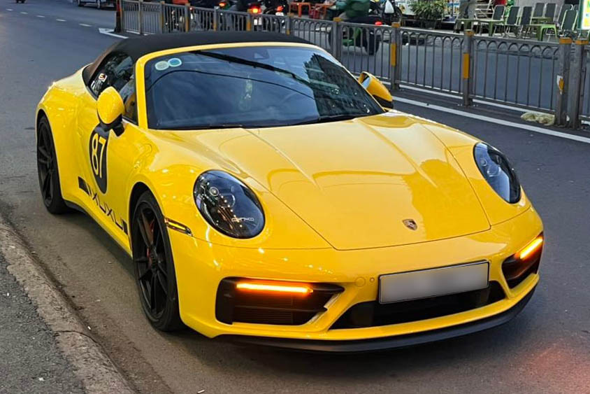 Un Porsche 911 Carrera GTS descapotable dorado destaca en las calles de Ciudad Ho Chi Minh. Foto: Khang Nguyen