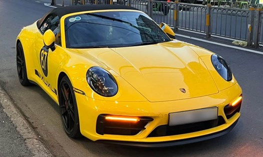 Chiếc Porsche 911 Carrera GTS mui trần màu vàng nổi bật xuất hiện trên đường phố TPHCM. Ảnh: Khang Nguyễn