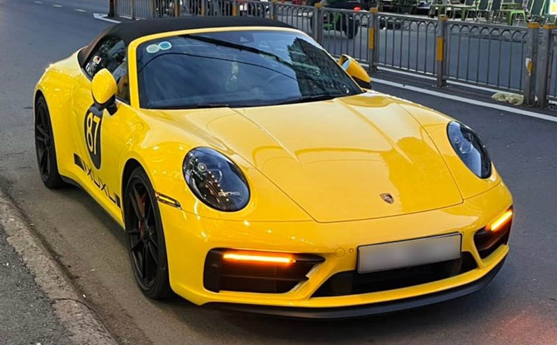 The Porsche 911 Carrera GTS with a striking yellow convertible appeared on the streets of Ho Chi Minh City. Photo: Khang Nguyen