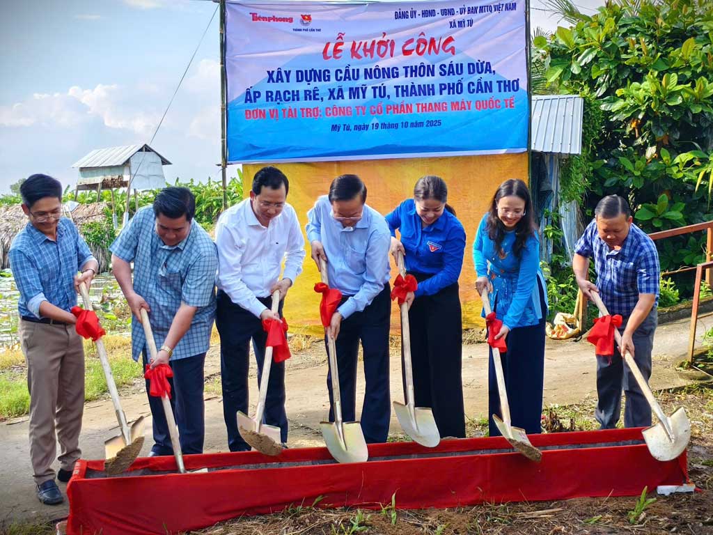 ラックレ村（カントー市ミートゥーコミューン）のサウドゥア橋の起工式。写真: カントー市労働総同盟