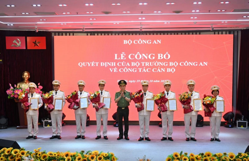 Minister of Public Security Luong Tam Quang presented the decision to 8 leaders and officers of MobiFone. Photo: H.Phong