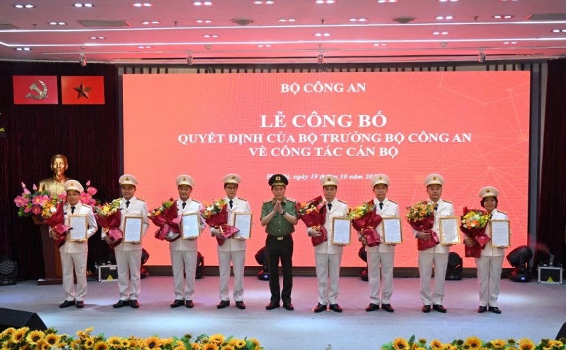 Minister of Public Security Luong Tam Quang presented the decision to 8 leaders and officers of MobiFone. Photo: H.Phong