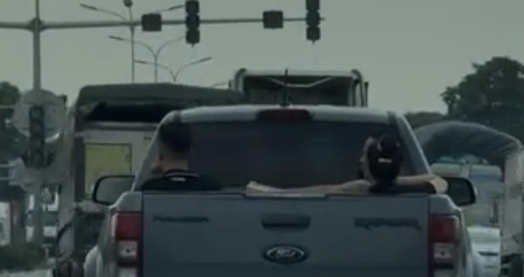 Xe tai cho nguoi tren thung bi nguoi dan ghi lai va dang tai len mang xa hoi. Anh cat tu clip
