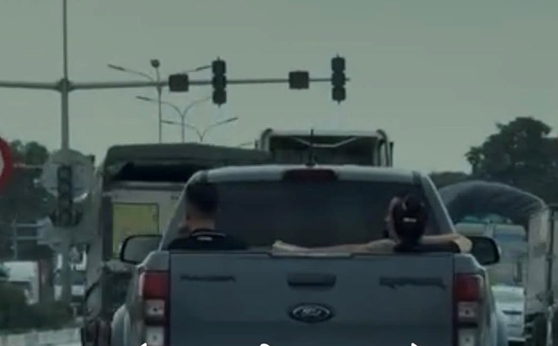 Image of a truck violating traffic on National Highway 5, passing through Mao Dien Commune, Hai Phong City. Photo: Cut from clip