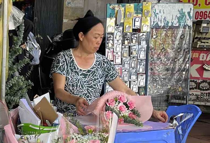 Giay mech, lua that kem no duoc su dung giup tang tham my cua bo hoa. Anh: Thuy Hien.