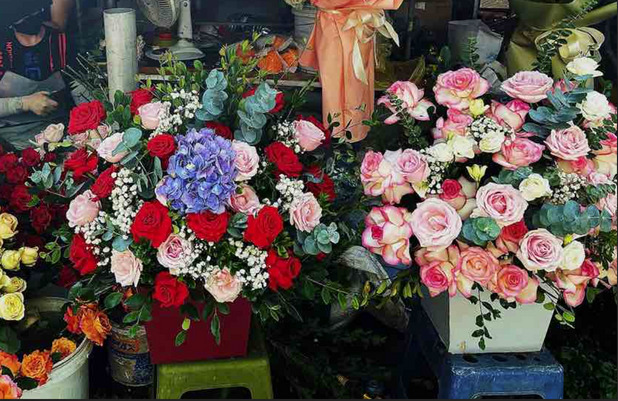 The October 20 flower market is bustling with many new trends, aiming for minimalism. Photo: Thuy Hien