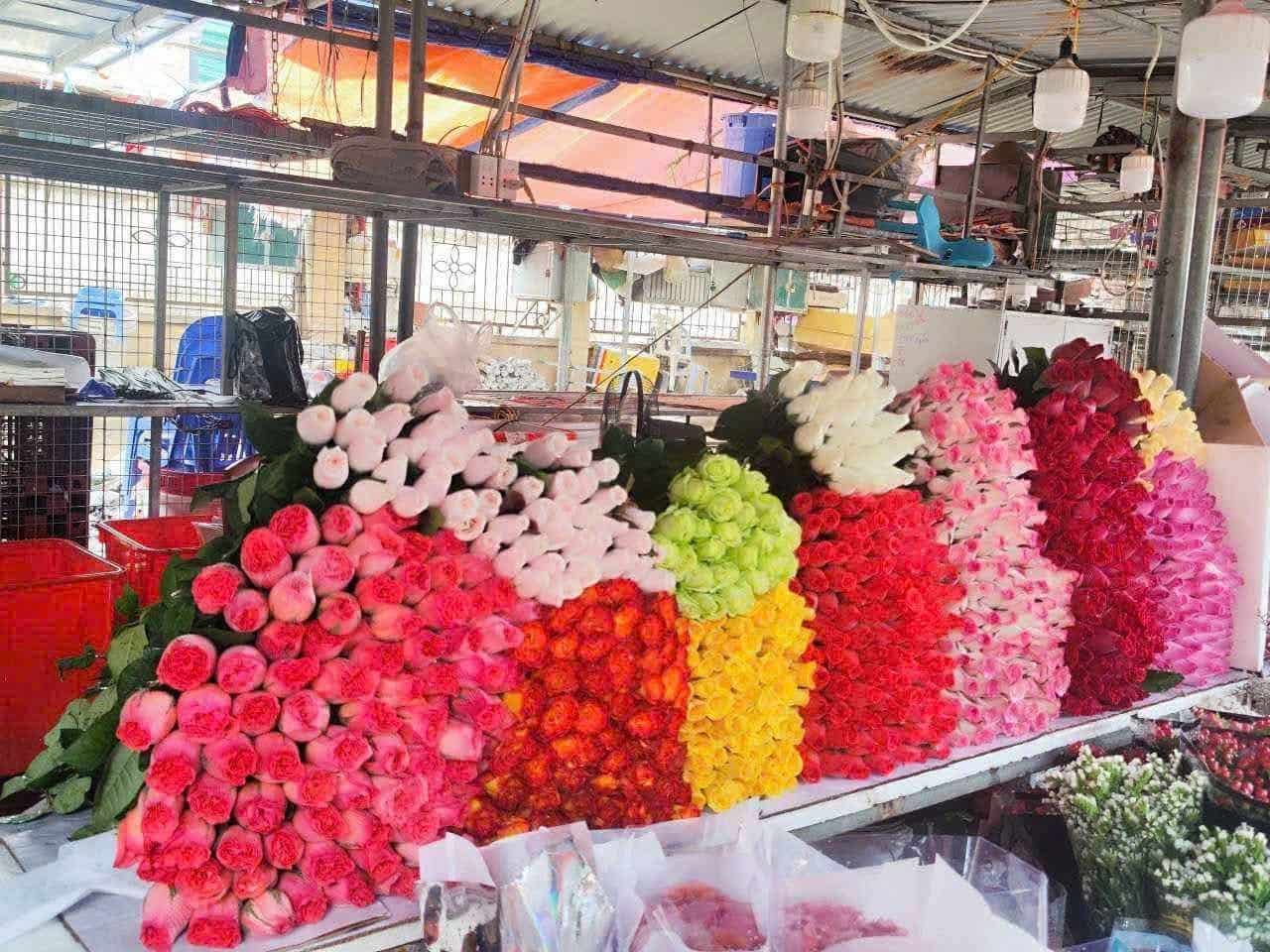 Cac tieu thuong luon dam bao day du so luong, chat luong cua nhung bo hoa, phuc vu cho da dang nhom khach hang. Anh: Ngoc Diep