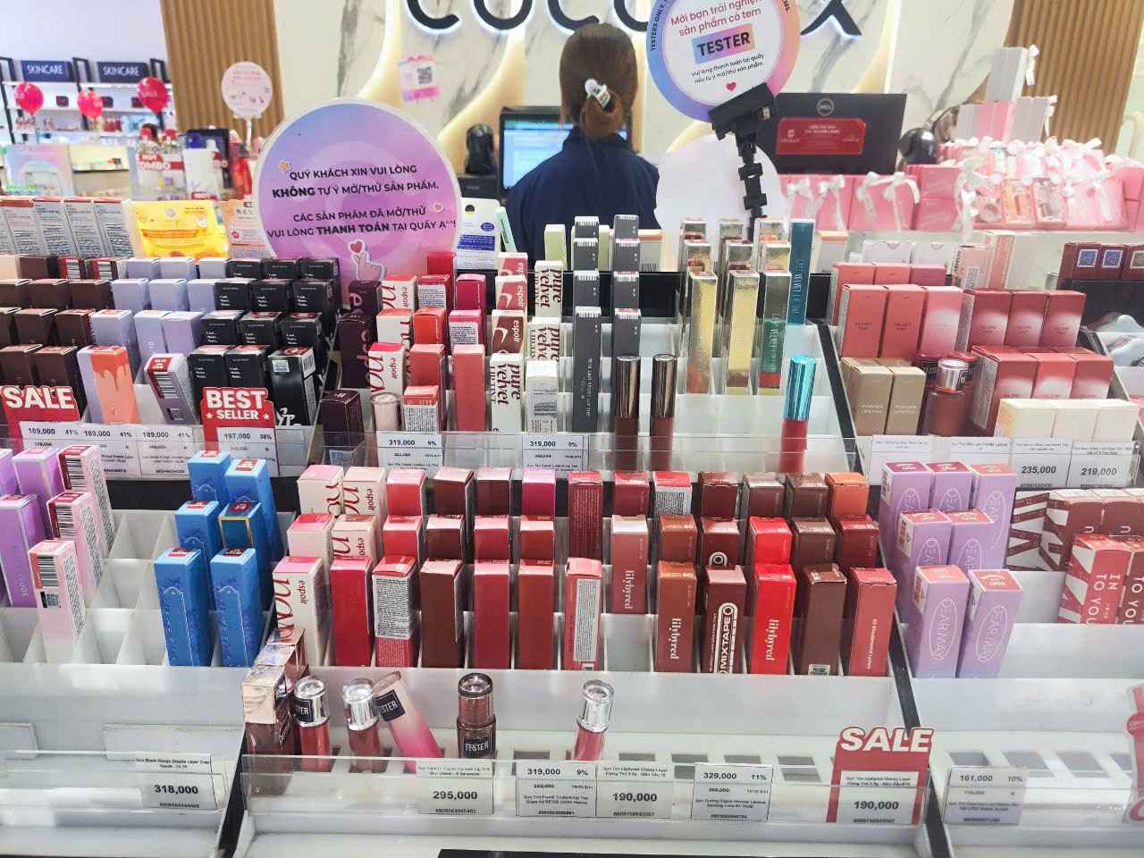 Cac cua hang thoi trang, my pham bat dau tung ra thi truong nhieu uu dai hap dan. Trai nguoc lai voi hoa va chau canh, nhieu mat hang quan ao, my pham co xu huong giam tu 25, 30% - 50%, tuy vao tung mat hang va thuong hieu. Anh: Ngoc Diep