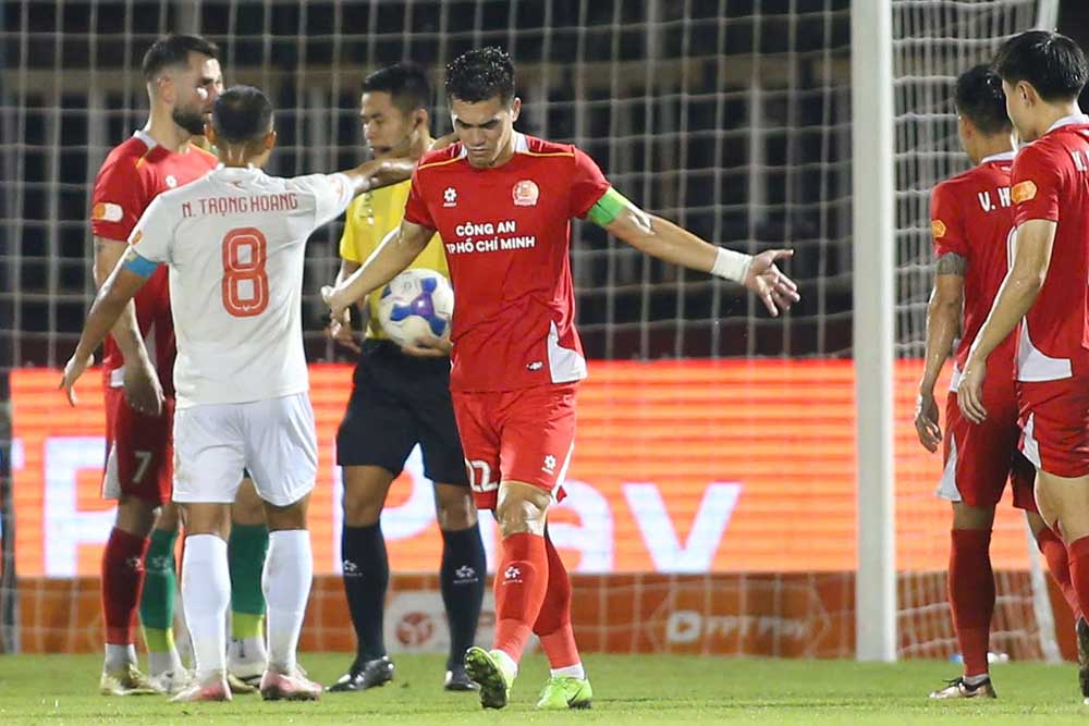 ホーチミン市警察（赤シャツ）はホン・リン・ハティンに0-0で引き分けた。写真: カン・グエン