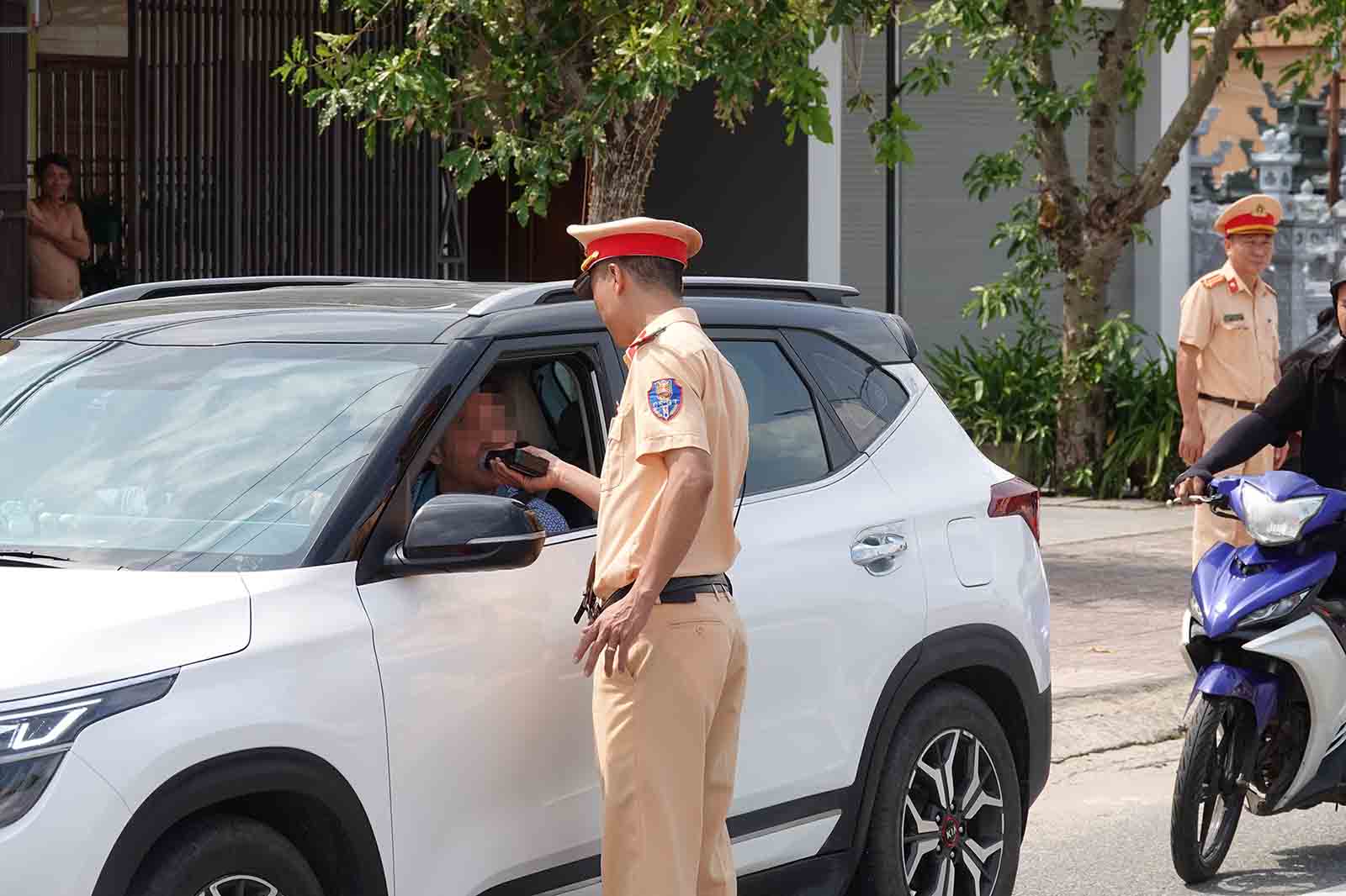 CSGT Ha Tinh kiem tra nong do con vao trua ngay 19.10. Anh: Tran Tuan.