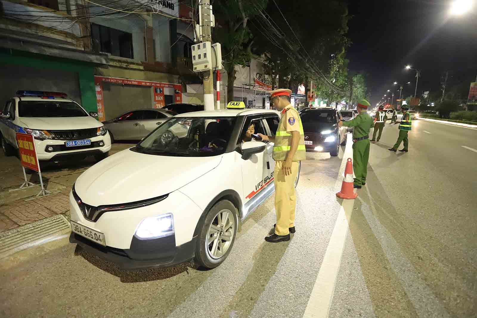 To cong tac kiem tra nong do con o duong Ha Huy Tap, phuong Thanh Sen toi 19.10. Anh: Tran Tuan.