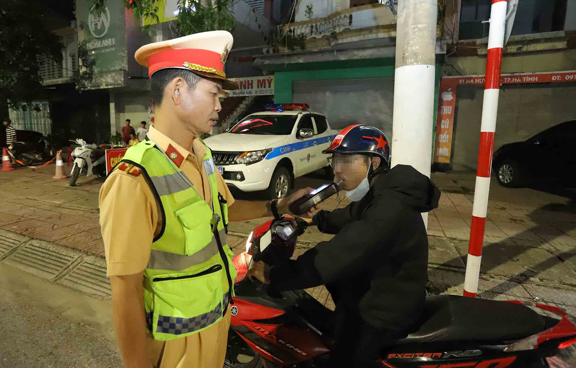 Kiem tra nong do con voi nguoi dieu khien xe mo to. Anh: Tran Tuan.