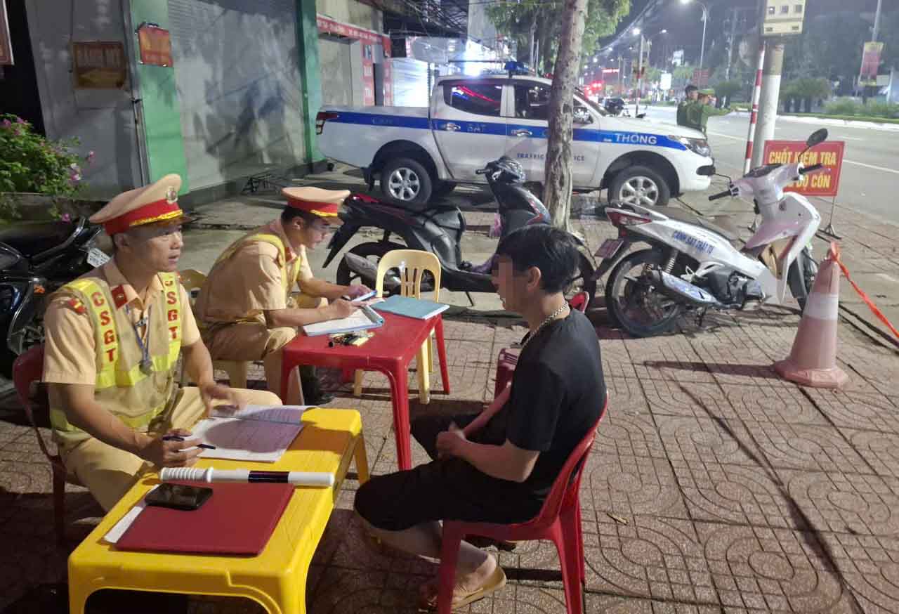 Driver Tran Viet H was issued a record of violating alcohol concentration. Photo: Tran Tuan.