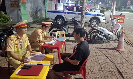 Tài xế Trần Viết H bị lập biên bản vi phạm nồng độ cồn. Ảnh: Trần Tuấn.