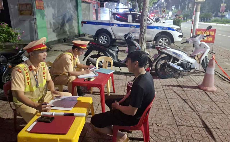 Driver Tran Viet H was issued a record of violating alcohol concentration. Photo: Tran Tuan.