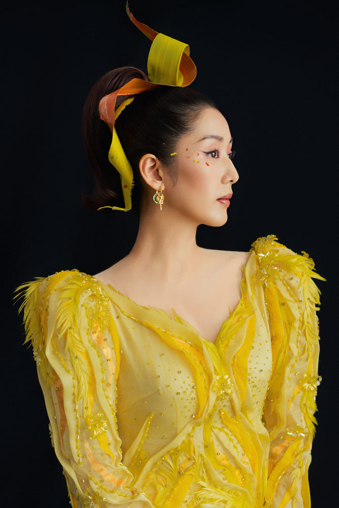 Moi sac do deu duoc phoi hop kheo leo voi cau truc hoa, da va sequin, tao nen nhung ban hoa tau thi giac mang dam dau an thu cong. Anh: Tuanti