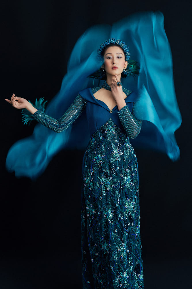 Nhung mau ao dai duoc nha thiet ke Kenny Thai ti mi theu tung canh hoa, hat pha le, soi chi deu co linh hon rieng.