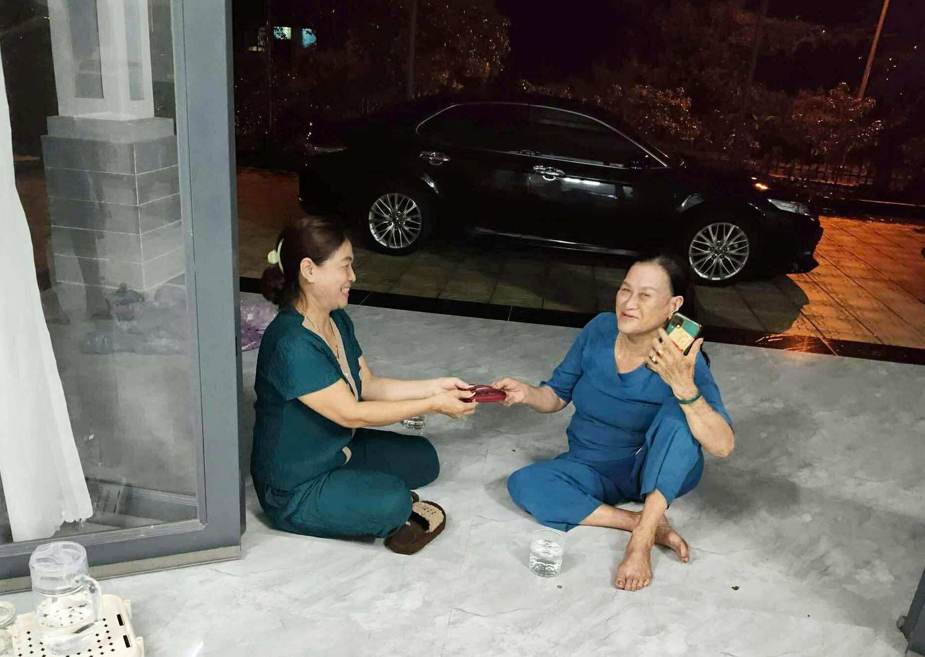 ラムドン州ダーフオアイコミューンのイェンさん（左）は、見つけた不動産をクイさんに返還した。写真: サプライヤー