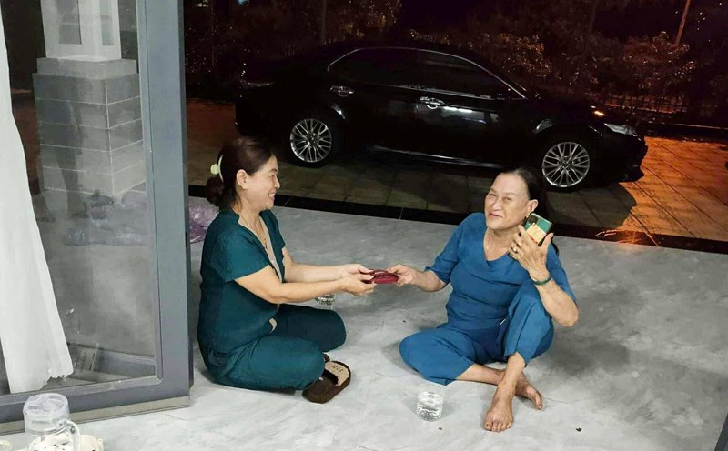 Ms. Yen (left cover) in Da Huoai commune, Lam Dong returned the property she had picked up to Ms. Quy. Photo: Provided by the family