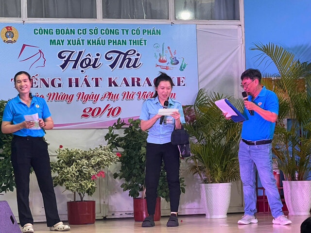 The grassroots union of Phan Thiet Garment Export Joint Stock Company organized a karaoke singing and legal knowledge contest to celebrate Vietnamese Women's Day October 20, gathering more than 2800 workers. Photo: Duc Lam