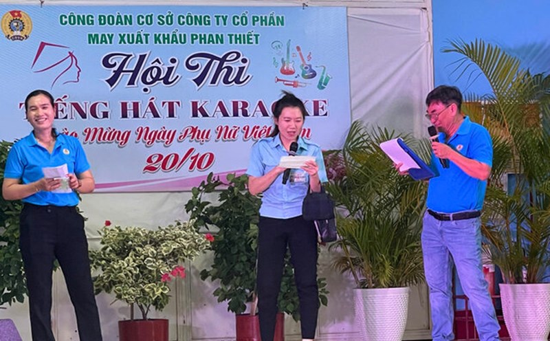 The grassroots union of Phan Thiet Garment Export Joint Stock Company organized a karaoke singing and legal knowledge contest to celebrate Vietnamese Women's Day October 20, gathering more than 2800 workers. Photo: Duc Lam