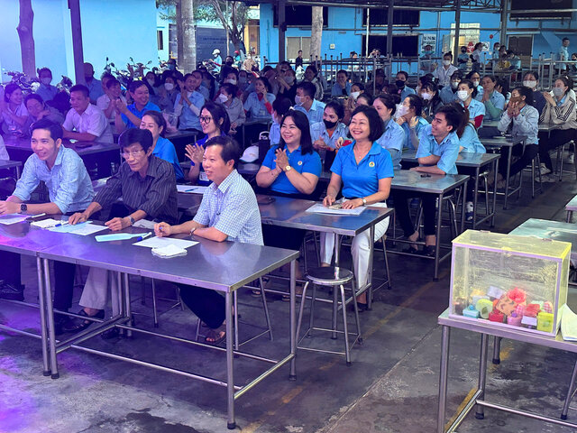 Cong doan co so Cong ty Co phan May xuat khau Phan Thiet to chuc thi hat karaoke, can bo, doan vien, nguoi lao dong hao hung theo doi, co vu nhiet tinh. Anh: Duc Lam