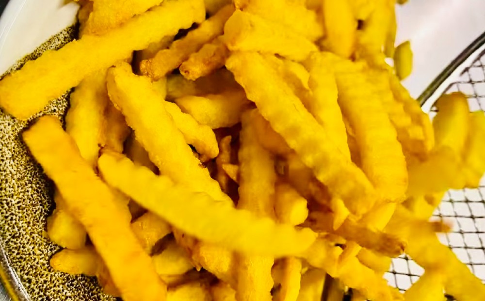 French fries and some fruits rich in potassium can make it difficult for kidney patients to control potassium in the blood. Photo: CV